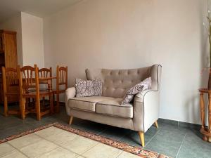 Una sala de estar con un sofá con almohadas. en Donde Zenojal Puerto Naos, en Puerto Naos 25 fotos más