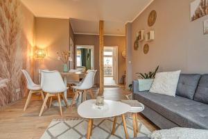 a living room with a couch and a table at Ferienwohnung Ferdinand in Bad Langensalza