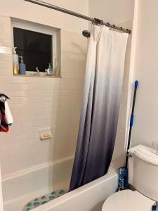 Ένα μπάνιο στο Fort Lauderdale Oasis private rooms in shared house