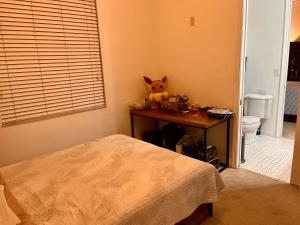 Ένα ή περισσότερα κρεβάτια σε δωμάτιο στο Fort Lauderdale Oasis private rooms in shared house