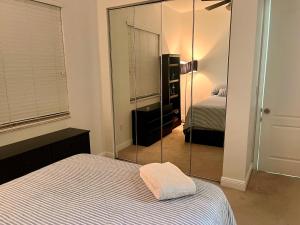 Ένα ή περισσότερα κρεβάτια σε δωμάτιο στο Fort Lauderdale Oasis private rooms in shared house