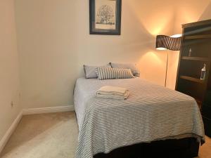 Ένα ή περισσότερα κρεβάτια σε δωμάτιο στο Fort Lauderdale Oasis private rooms in shared house