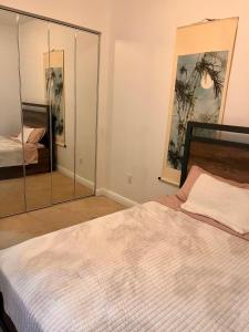 Ένα ή περισσότερα κρεβάτια σε δωμάτιο στο Fort Lauderdale Oasis private rooms in shared house