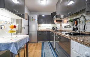 Η κουζίνα ή μικρή κουζίνα στο Lovely Apartment In Benalmádena