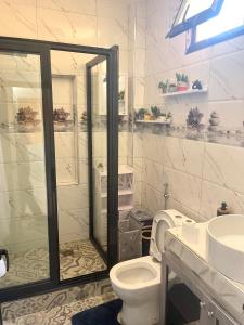 un bagno con doccia, WC e lavandino di Résidence Atlantis F2 avec balcon vue sur mer a Dakar Altre 11 foto