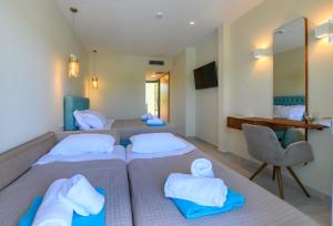 Кровать или кровати в номере Alonaki Resort