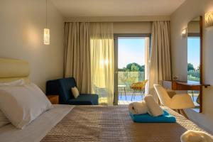 Кровать или кровати в номере Alonaki Resort