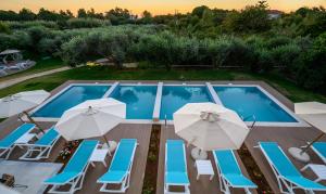Бассейн в Alonaki Resort или поблизости