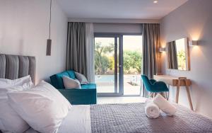 Кровать или кровати в номере Alonaki Resort