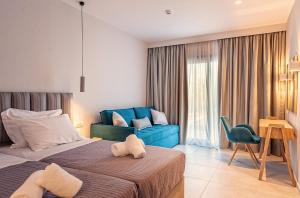 Кровать или кровати в номере Alonaki Resort