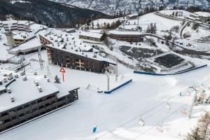 an aerial view of a ski resort in the snow at Monolocale sulle piste da sci in Pila