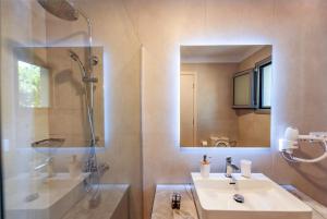 Ванная комната в Alonaki Resort