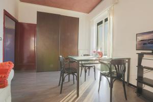 A television and/or entertainment centre at Appartamento a 100m dal mare e dal Gaslini