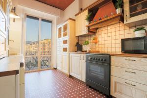 A kitchen or kitchenette at Appartamento a 100m dal mare e dal Gaslini