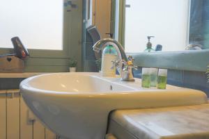 A bathroom at Appartamento a 100m dal mare e dal Gaslini Még 17 kép