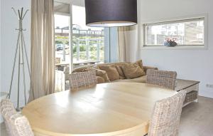 ein Wohnzimmer mit einem Holztisch und Stühlen in der Unterkunft Berg En Zee 3 in Bergen aan Zee