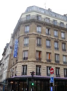 een groot gebouw met een bord aan de zijkant bij Hipotel Paris Bastille Saint Antoine in Parijs