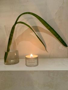 米凯利Moderni vierasmökki的木架上的蜡烛和花瓶 更多8张照片