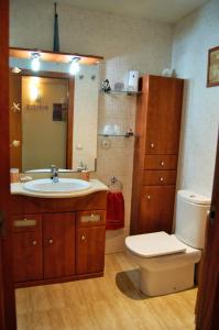 リョレート・デ・マルにあるArion Garden Apartmentのバスルーム(洗面台、トイレ、鏡付)