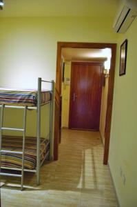 Posteľ alebo postele v izbe v ubytovaní Arion Garden Apartment + 11 fotografií