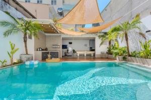 ブンタウにあるOCEAN HOUSE - Đi Bộ 100 Met Ra Biển Bãi Sau Thùy Vânの大型スイミングプール(ハンモック付)