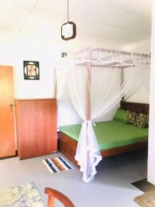 Postel nebo postele na pokoji v ubytování Padumaweera Holiday Inn