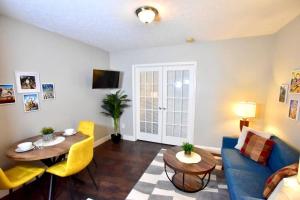 Afbeelding uit fotogalerij van Lake Avenue Apartment in Cleveland +32 foto's