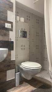 a bathroom with a toilet and a sink at Vicolo 4 Locazione Turistica in Monopoli