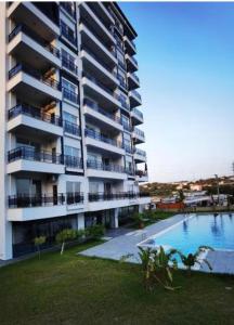 un gran edificio de apartamentos con piscina en Akdeniz tatil evim, en Alanya