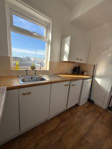 Kuchyň nebo kuchyňský kout v ubytování New 2 bedroom Apartment in Greater Manchester