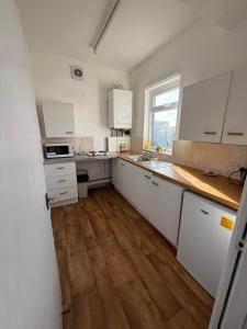 Kuchyň nebo kuchyňský kout v ubytování New 2 bedroom Apartment in Greater Manchester