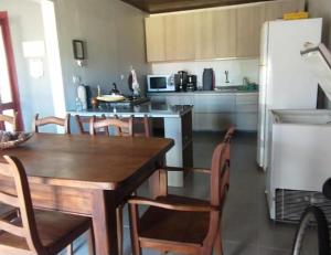 Nhà bếp/bếp nhỏ tại Casa capão da canoa +13 ảnh