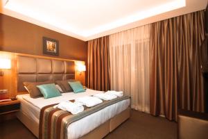Postel nebo postele na pokoji v ubytování Efeler Hotel