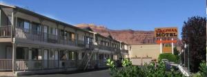 un edificio con un cartello per un hotel di The Virginian Inn Moab Downtown a Moab