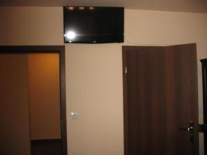 einen Fernseher an der Wand eines Zimmers in der Unterkunft Willa Viola in Busko-Zdrój