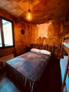 sypialnia z łóżkiem w pokoju w obiekcie Western Apartments Sierra de Madrid w Madrycie +18 zdjęć