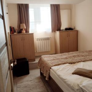 una piccola camera da letto con un letto e una finestra di Lily`s Loft a Yerevan