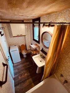 łazienka z umywalką, toaletą i lustrem w obiekcie Western Apartments Sierra de Madrid w Madrycie