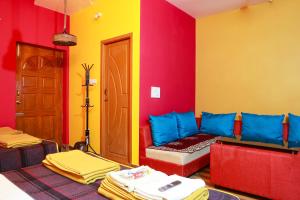 Rúm í herbergi á Chithralaya Guest House
