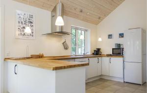 Kuchyň nebo kuchyňský kout v ubytování Stunning Home In Aakirkeby With Wifi