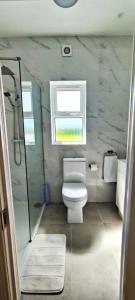 Un baño de Catherine's Place by the sea