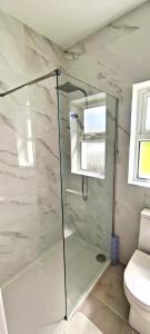 Un baño de Catherine's Place by the sea