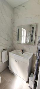 Un baño de Catherine's Place by the sea