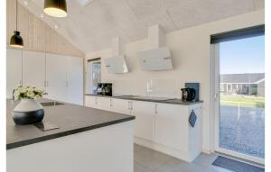 Kuchyň nebo kuchyňský kout v ubytování Gorgeous Home In Grenaa With Sauna