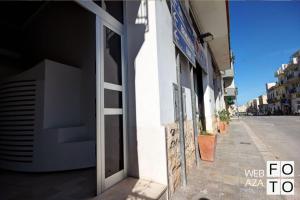 un edificio con una porta aperta sul lato di una strada di Affittacamere Nemo a Polignano a Mare