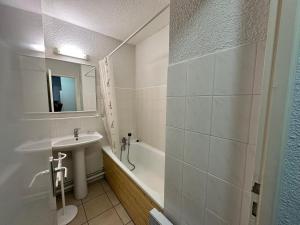 a white bathroom with a sink and a tub and a sink at Charmant appartement Termignon 4 pers, 27m² avec Wifi - FR-1-508-305 in Val Cenis
