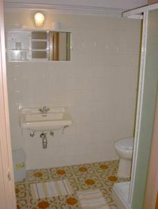 Ett badrum på Corvin Panzio