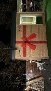 Una caja con un lazo rojo encima. en Villa Marbella, en Pristina