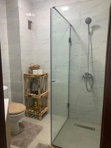 Et badeværelse på Luxury Corniche Apartment - Near Beach & Amenities + 19 billeder