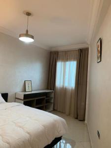 En eller flere senge i et værelse på Luxury Corniche Apartment - Near Beach & Amenities